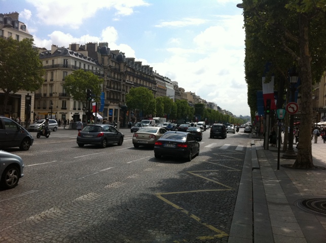 Ma tente sur les Champs Élysées. Je voulais juste dire…